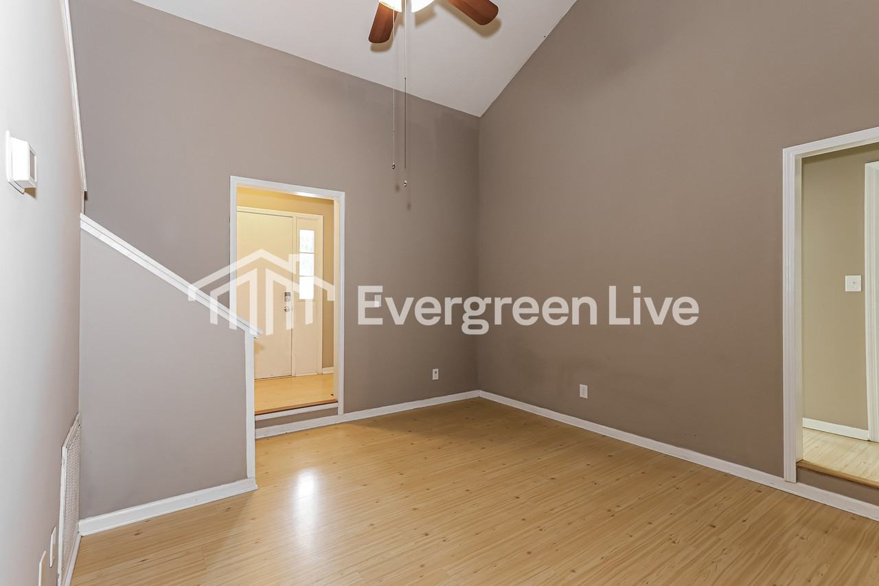 813 Shawnee Dr - Photo 3 of 15