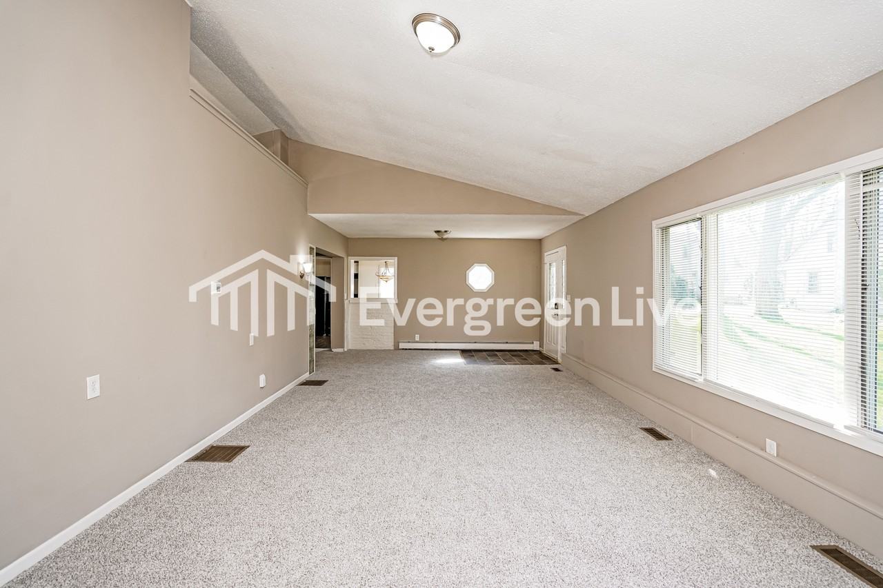 6757 N 54th St - Photo 3 of 15