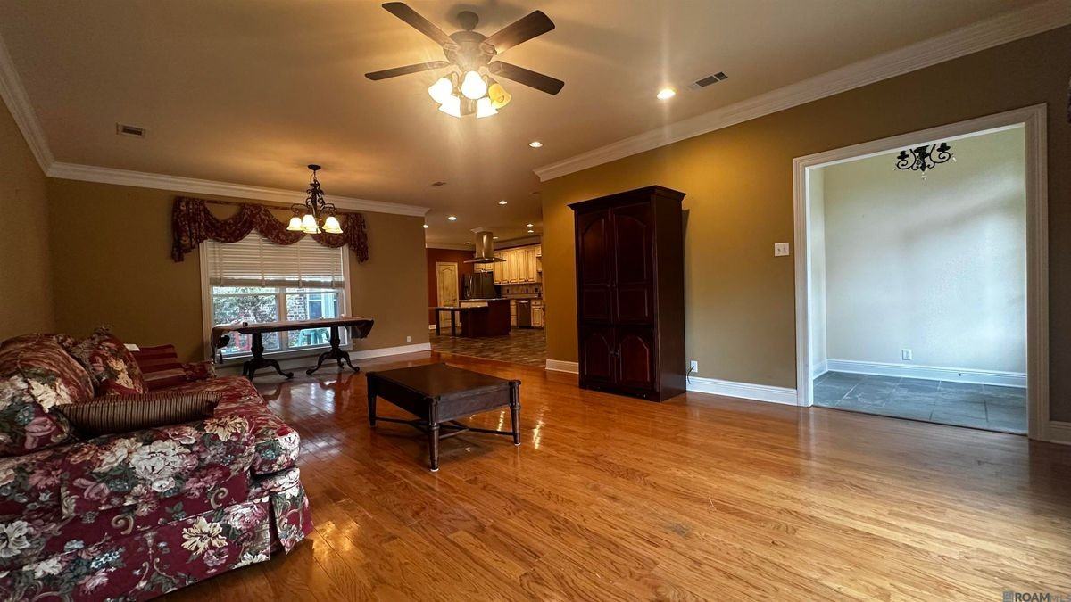 10642 Molly Ave - Photo 5 of 13