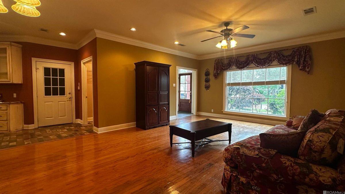 10642 Molly Ave - Photo 6 of 13