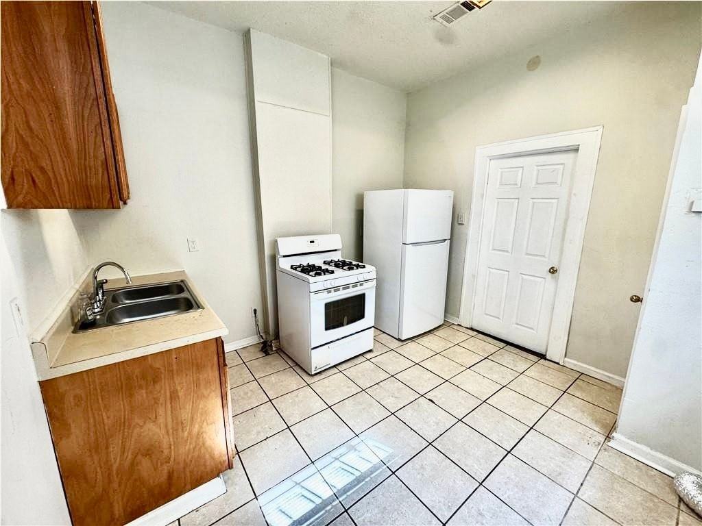 2916 3rd St - Photo 4 of 5