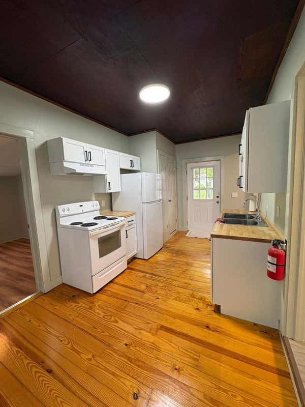 152 Grand St - Photo 3 of 12
