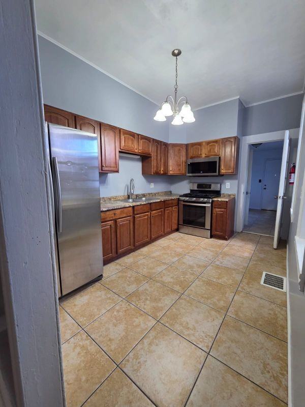 537 Windsor St - Photo 3 of 6