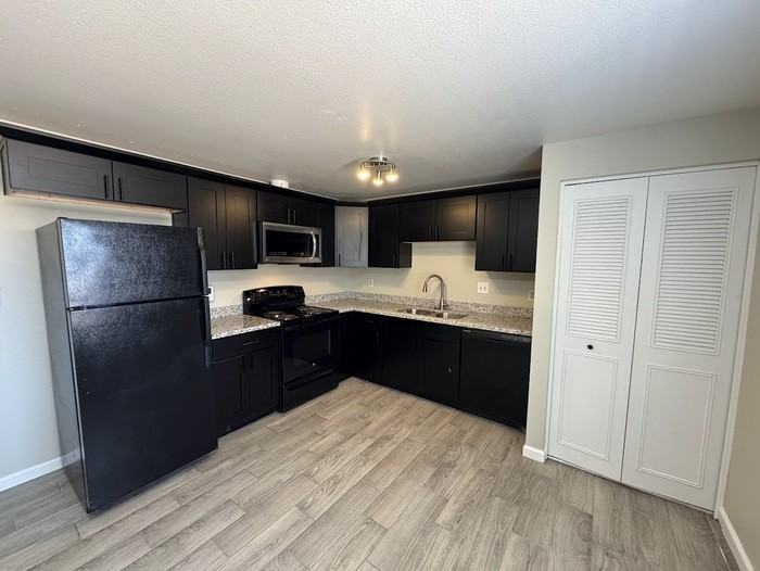 7361 W Coronado Rd - Photo 5 of 18
