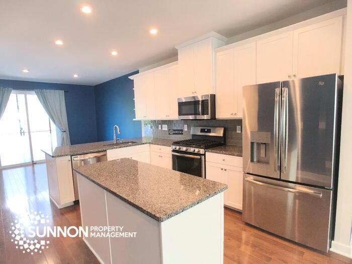 462 W Tremont Ave - Photo 7 of 31