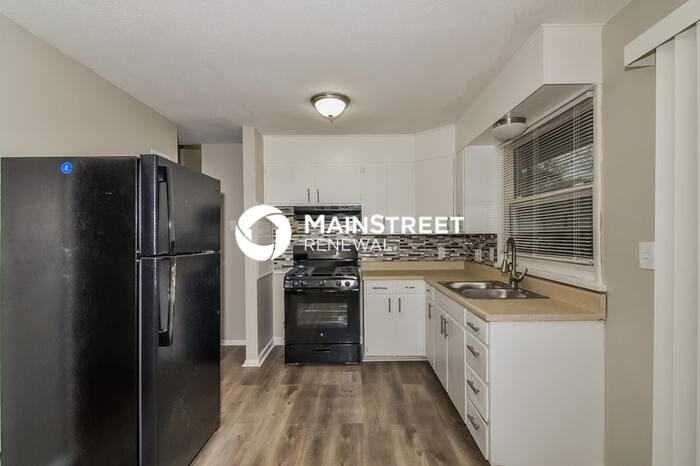 9302 Fairwood Dr - Photo 3 of 15