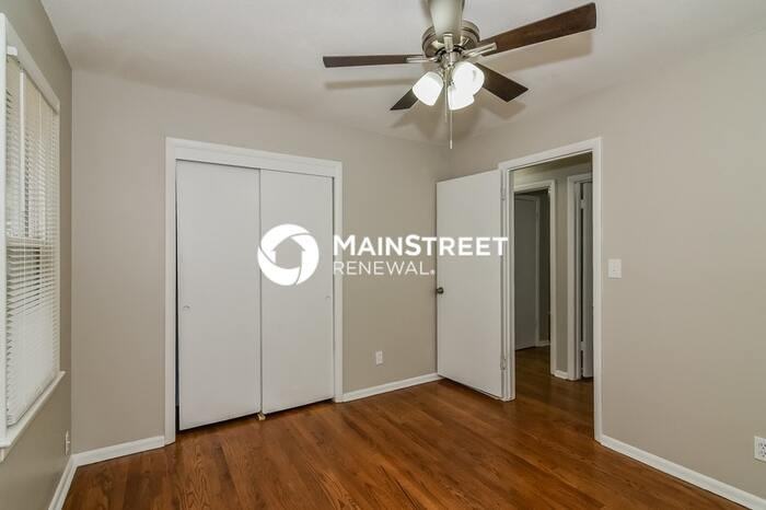 9302 Fairwood Dr - Photo 4 of 15