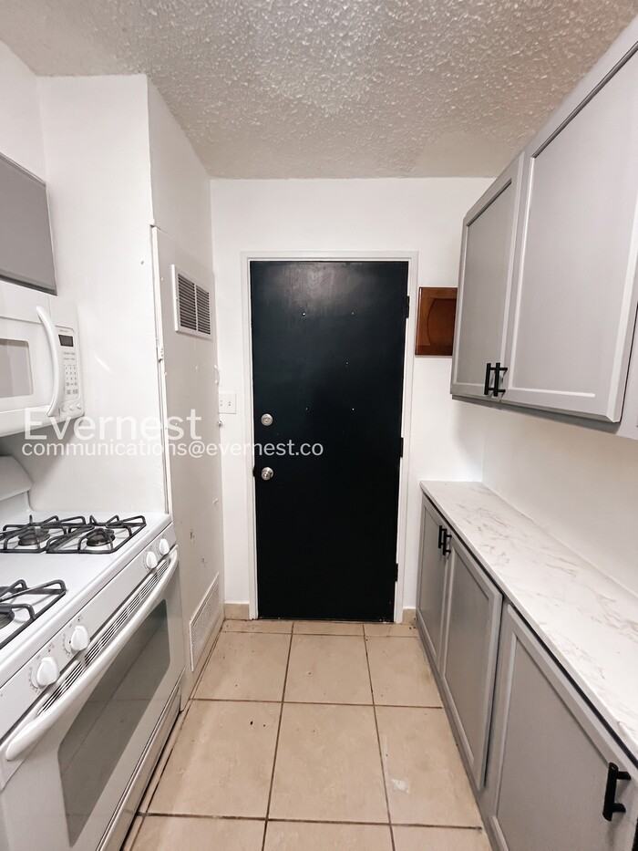906 1/2 Carlisle St - Photo 4 of 20