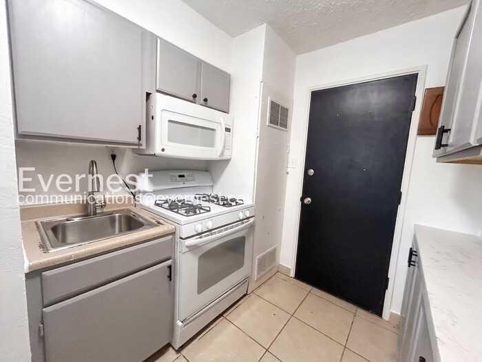 906 1/2 Carlisle St - Photo 5 of 20