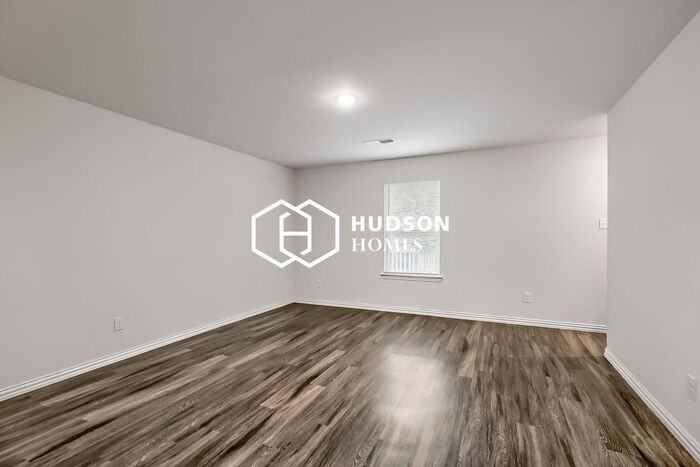 602 E 15th St - Photo 3 of 14