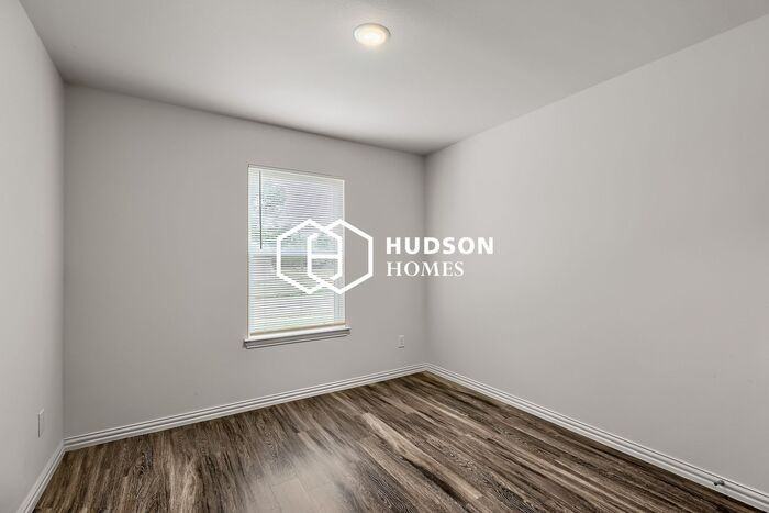 602 E 15th St - Photo 7 of 14