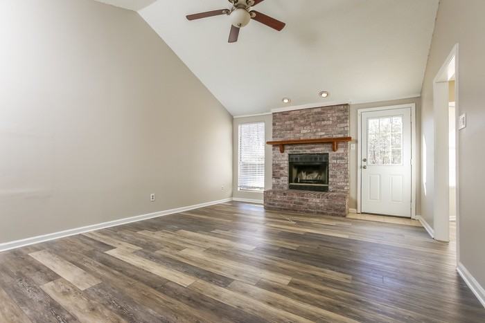 14806 White Oaks Ln - Photo 2 of 10
