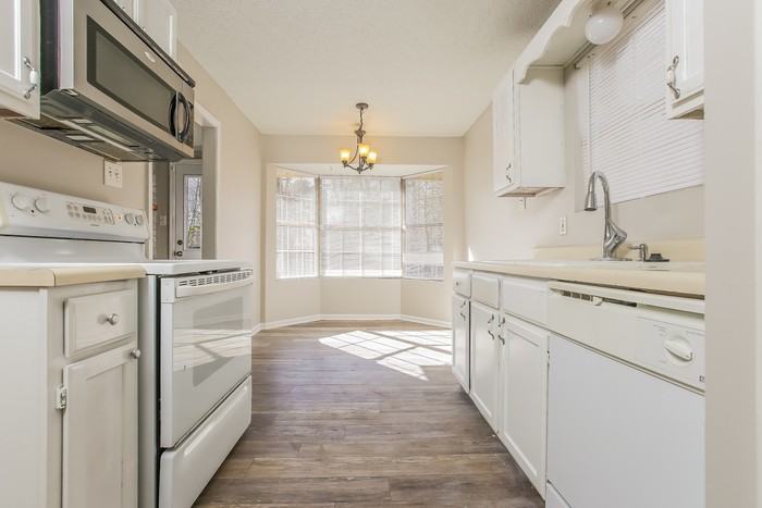 14806 White Oaks Ln - Photo 3 of 10