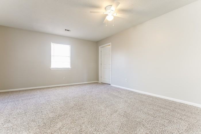 14806 White Oaks Ln - Photo 4 of 10