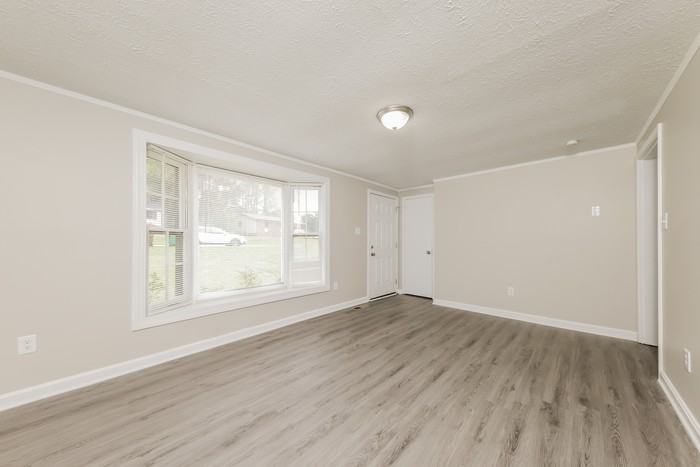 1404 Waterloo Dr - Photo 2 of 10