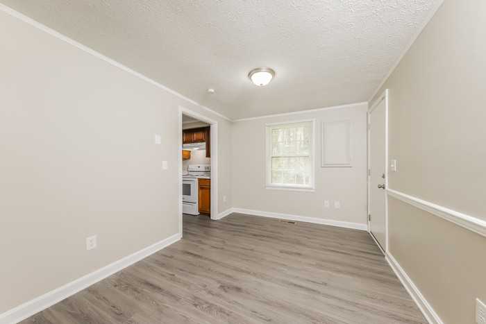 1404 Waterloo Dr - Photo 4 of 10