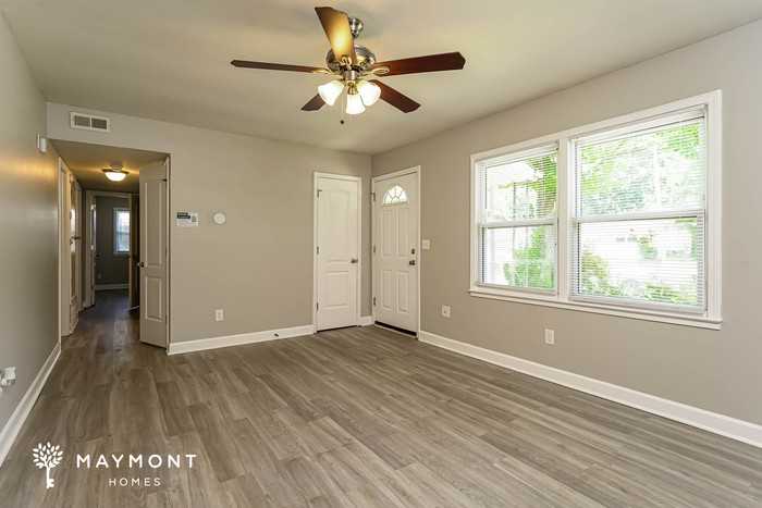 211 Erwin St - Photo 5 of 11