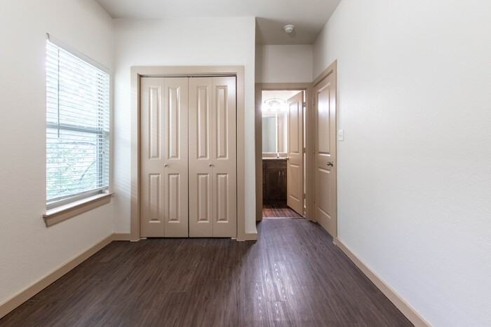 621 Bernard St #12 - Photo 6 of 16