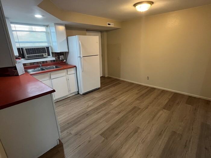 3700 S Jefferson Cir #B - Photo 3 of 9