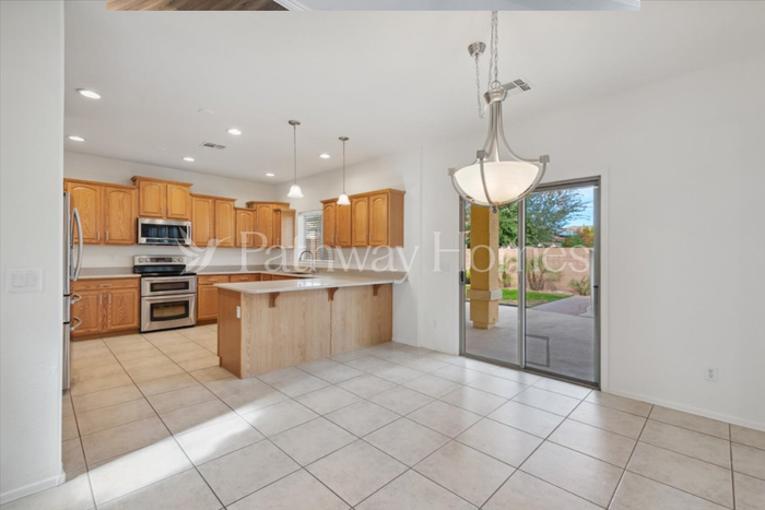 17762 W Watson Ln - Photo 6 of 20