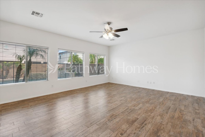 17762 W Watson Ln - Photo 7 of 20