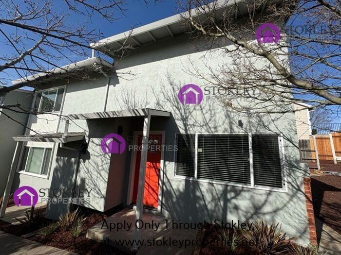 652 E N St - Photo 2 of 25