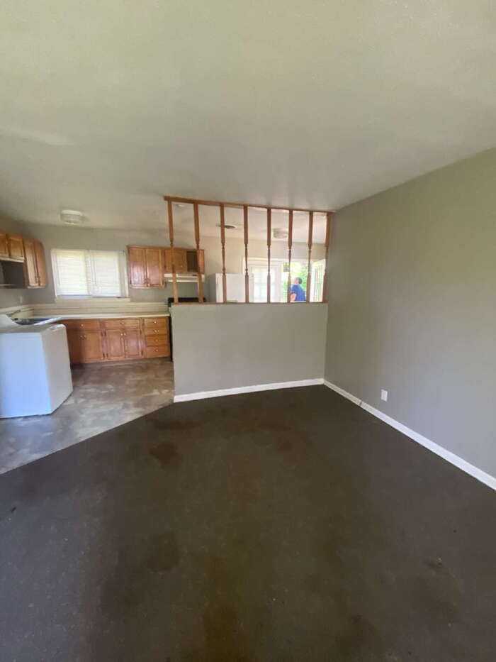 1305 Collins Dr - Photo 2 of 8