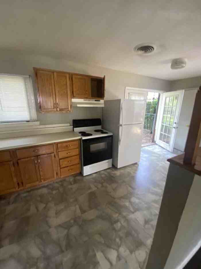 1305 Collins Dr - Photo 3 of 8