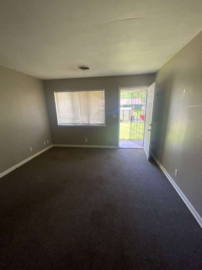 1305 Collins Dr - Photo 4 of 8