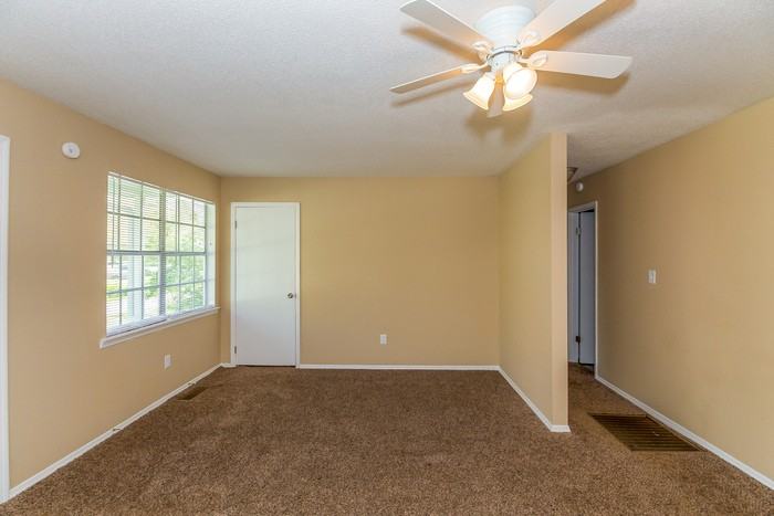 4015 Goodwin Rd - Photo 3 of 8