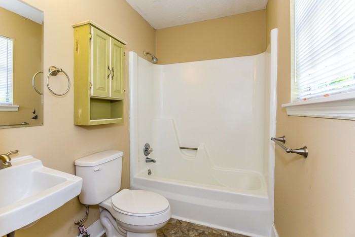 4015 Goodwin Rd - Photo 4 of 8