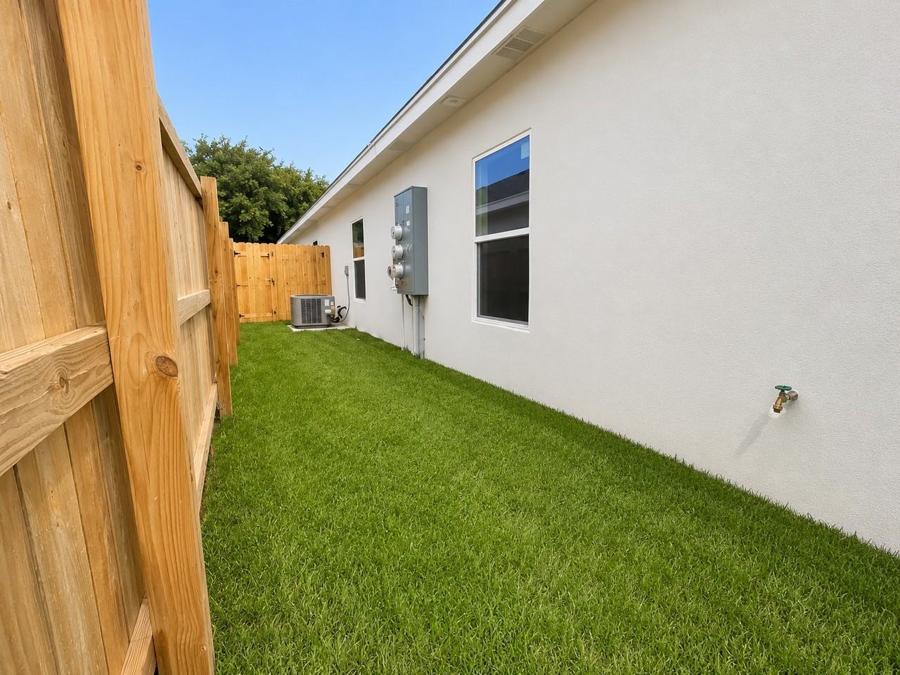 709 N Emerald Ave #3 - Photo 3 of 11