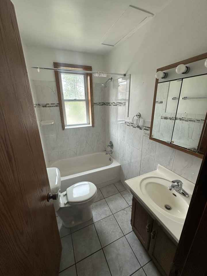 1116 119th St #5 - Photo 3 of 4