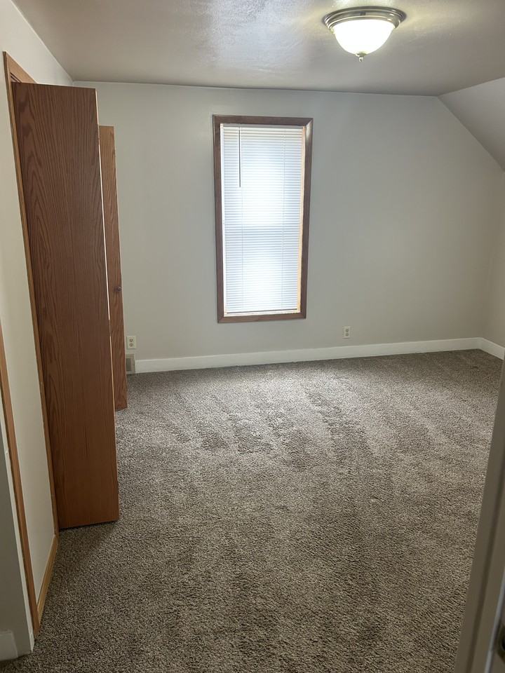 1004 S River St - Photo 3 of 6