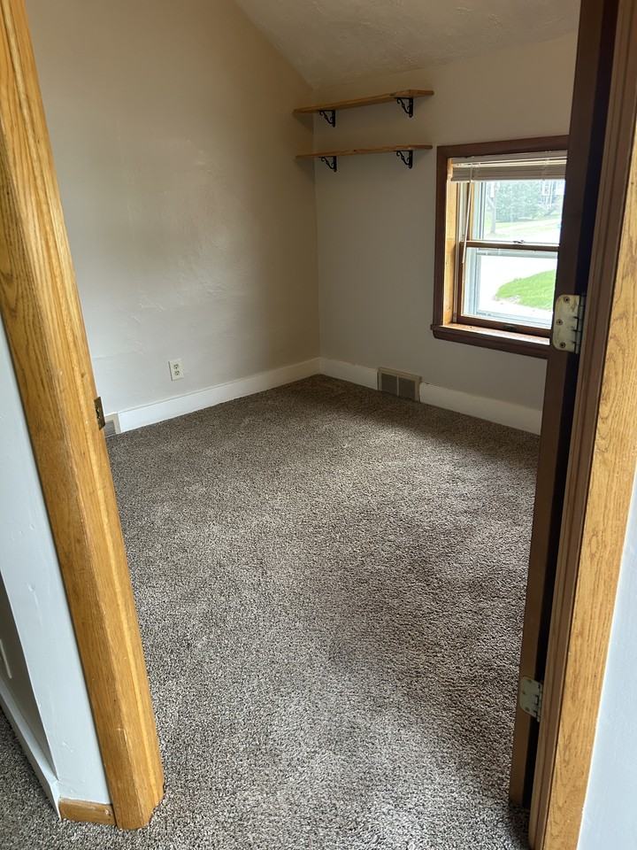 1004 S River St - Photo 4 of 6