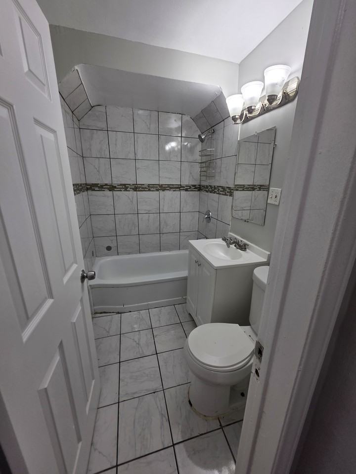 18084 Goddard St - Photo 6 of 10