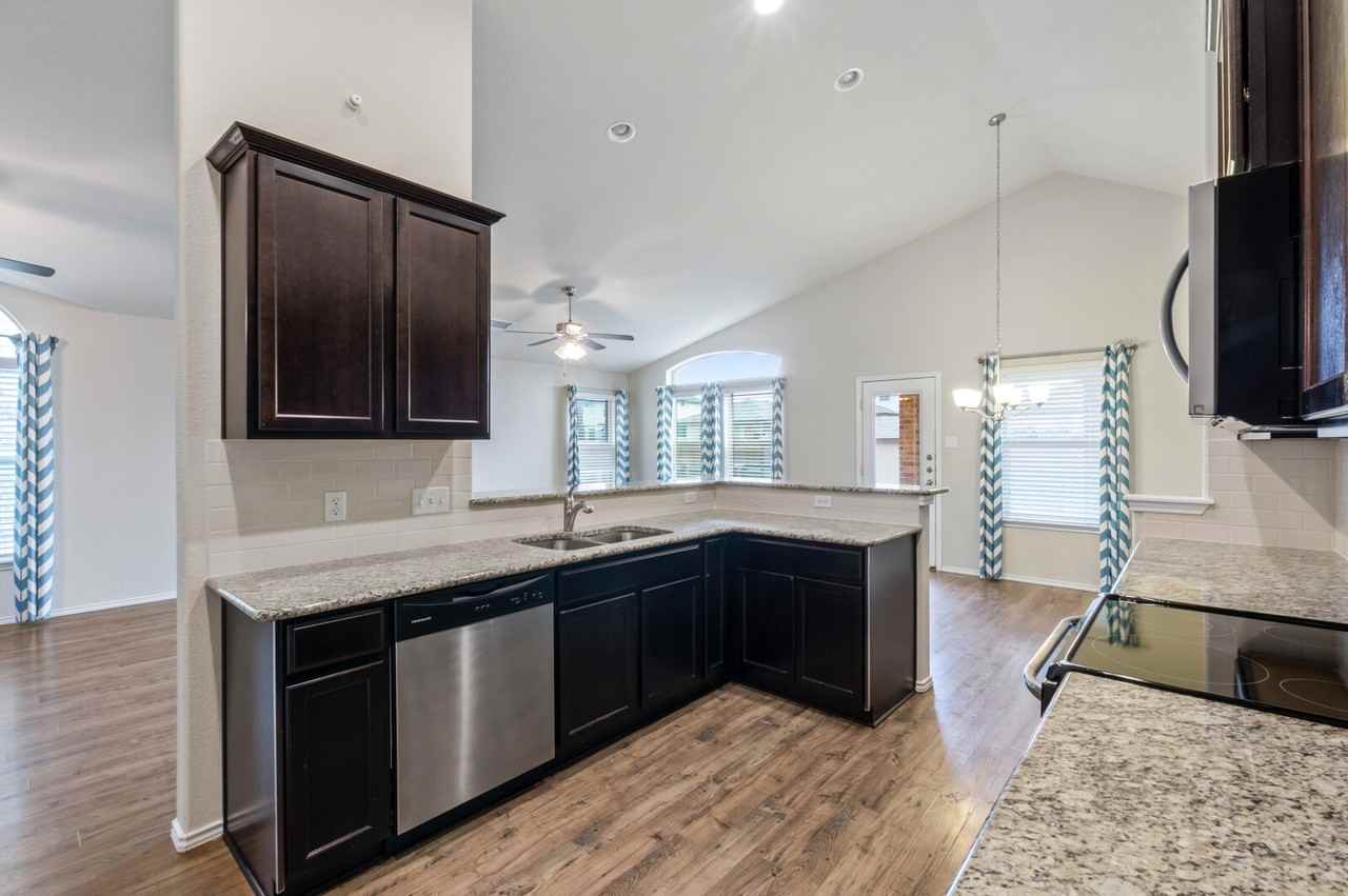 1328 Blue Leaf Dr - Photo 4 of 12