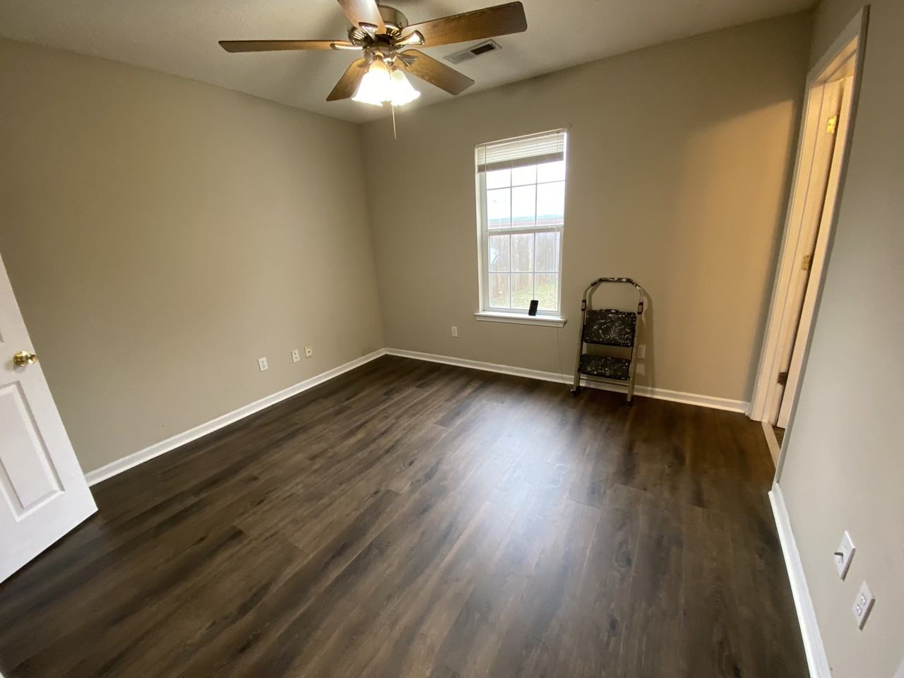 210 Oxford Cir - Photo 2 of 9