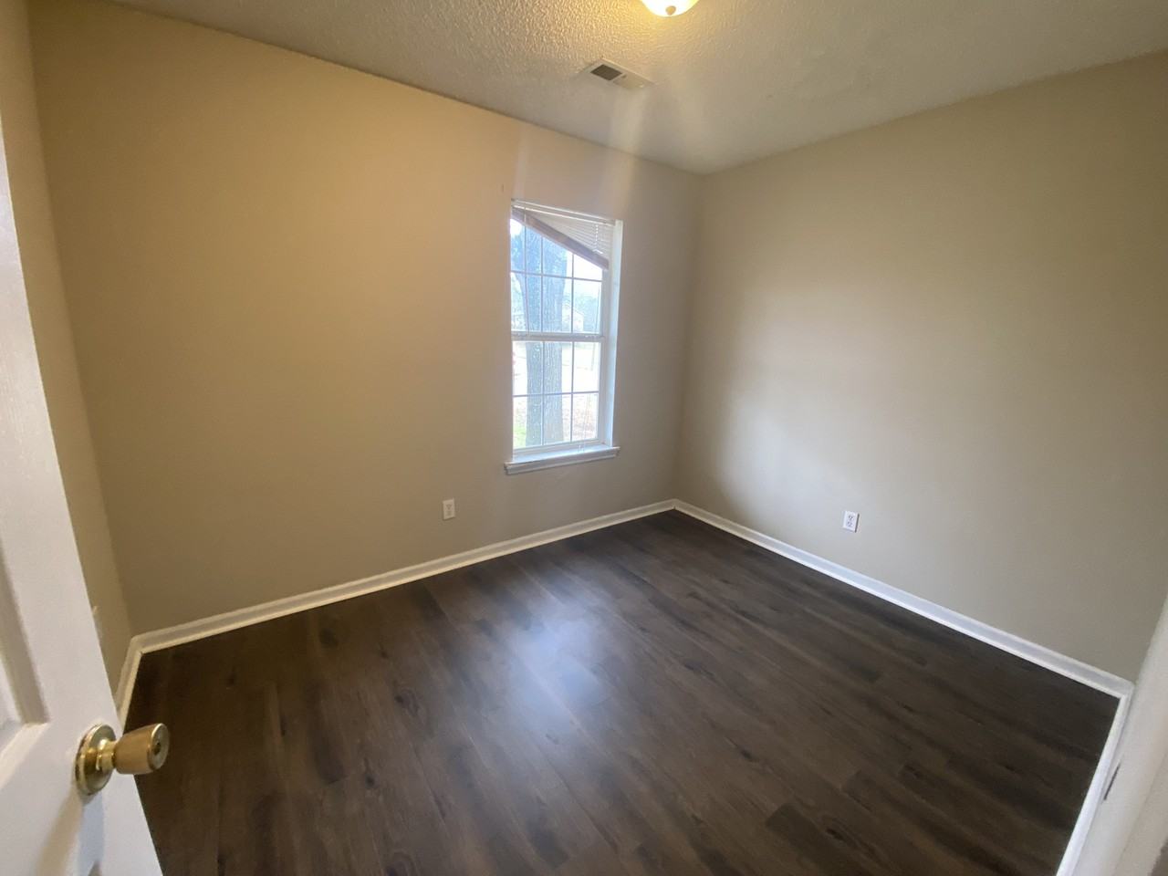 210 Oxford Cir - Photo 3 of 9