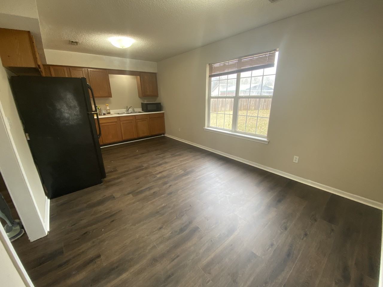 210 Oxford Cir - Photo 4 of 9