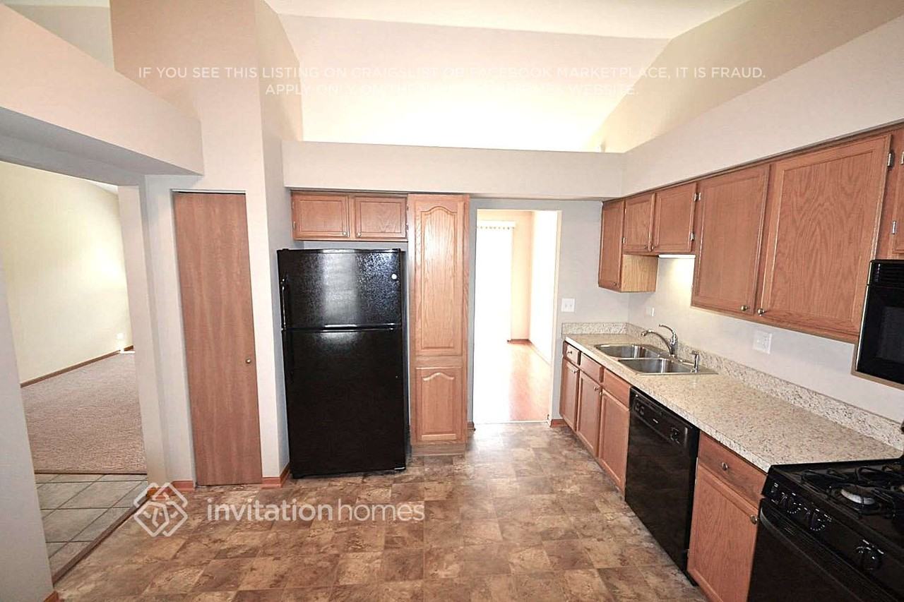 1241 Victoria Ct - Photo 3 of 10