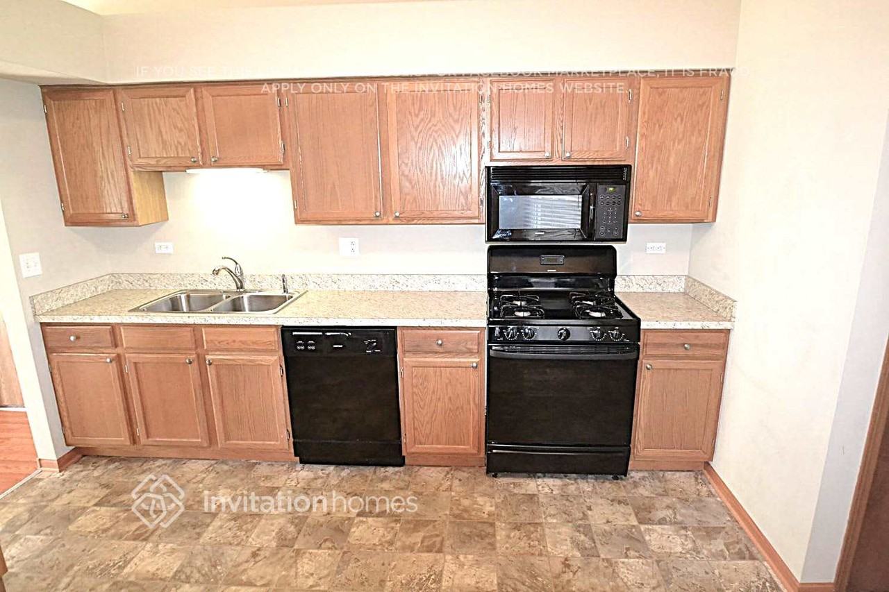 1241 Victoria Ct - Photo 4 of 10