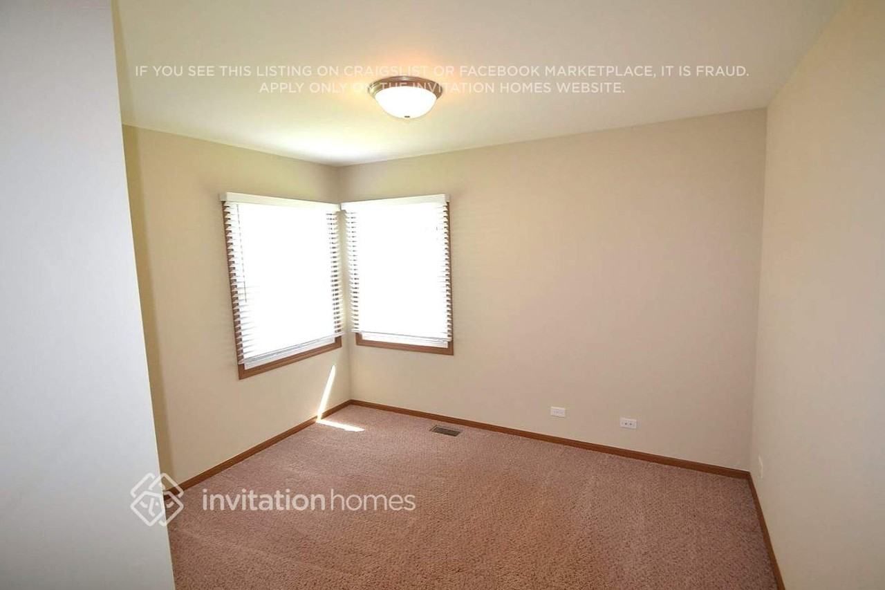 1241 Victoria Ct - Photo 5 of 10