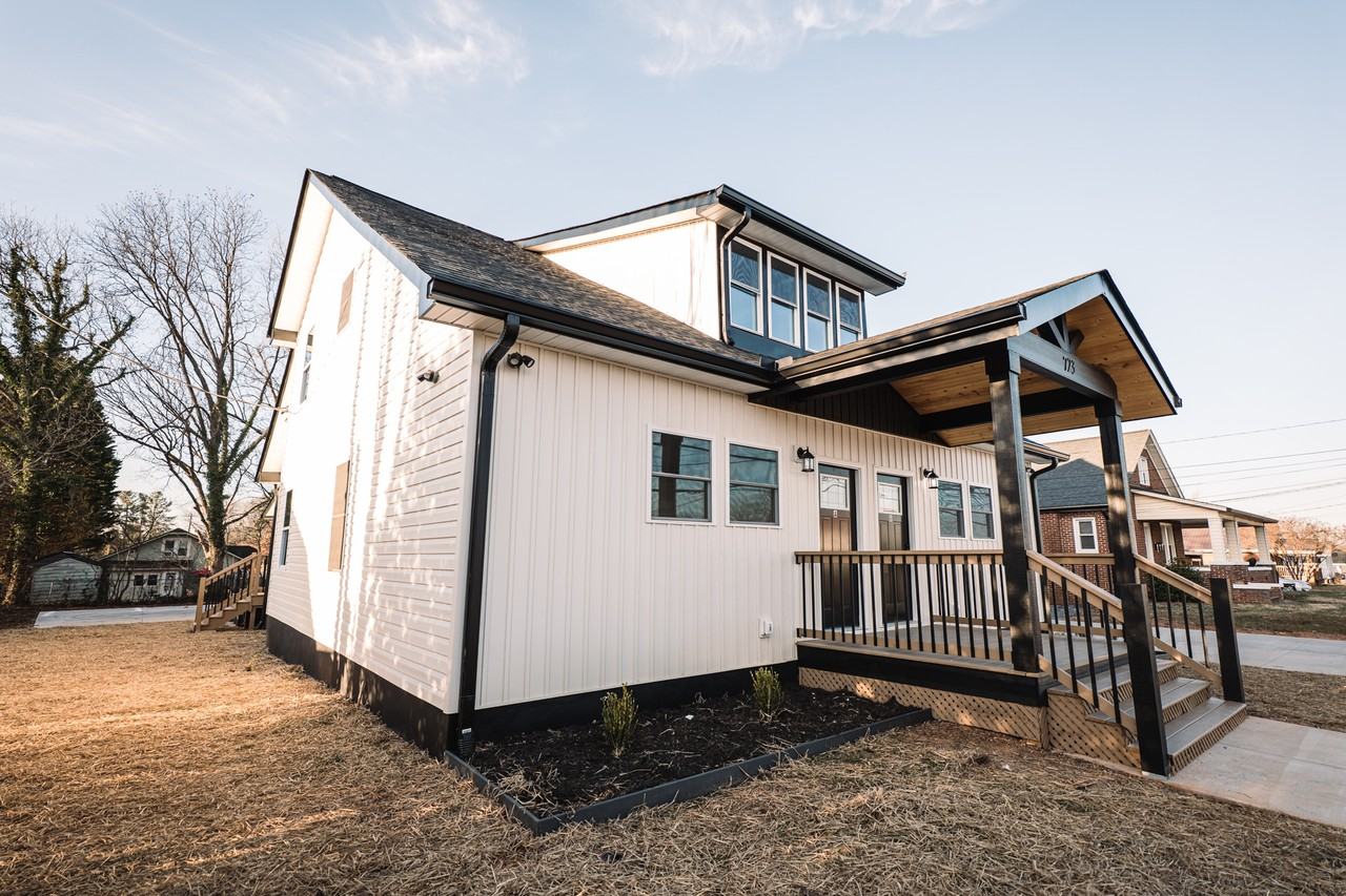 723 Highland Ave Se - Photo 3 of 5
