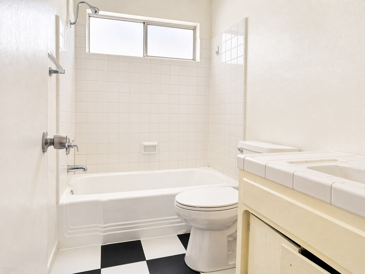 1745 Colby Ave #9 - Photo 3 of 8