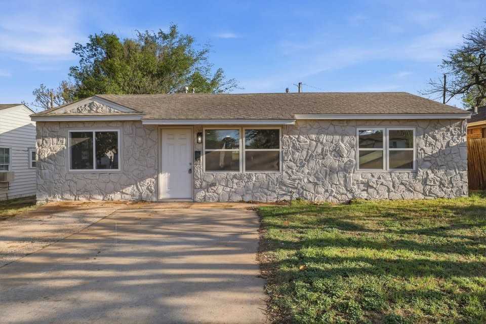 1143 Se 19th St - Photo 2 of 21