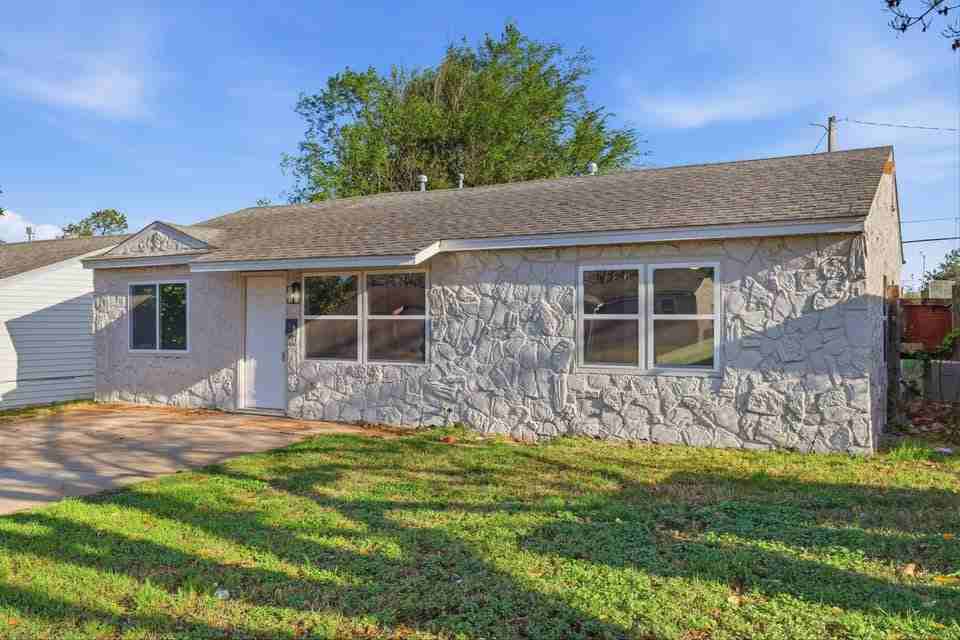 1143 Se 19th St - Photo 3 of 21