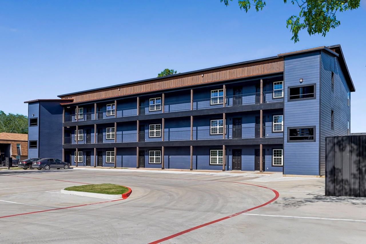 2290 W Tarleton St #201