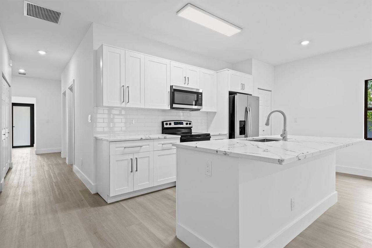 2810 Nw 7th St - Photo 6 of 26