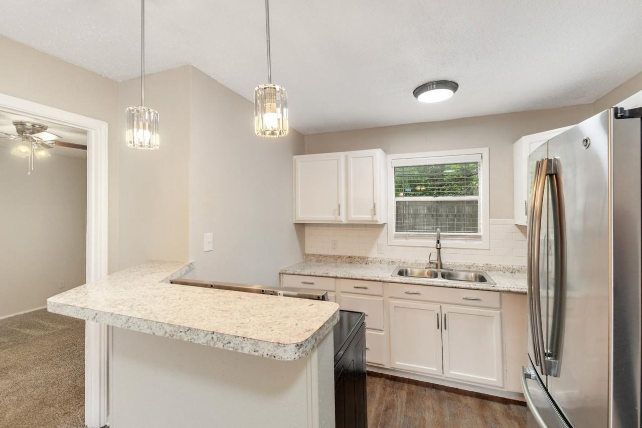 1516 Broadmoor Drive - Photo 4 of 10